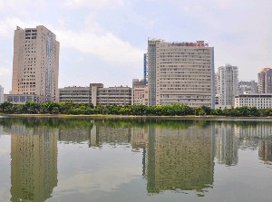 廈門大學(xué)附屬中山醫(yī)院激光祛眼袋適合哪些人？安全嗎？