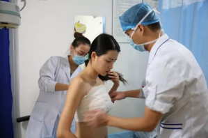 上海時光整形醫(yī)院何晉龍醫(yī)生做假體隆胸怎么樣？附案例對比圖