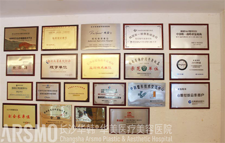 長沙華韓華美醫(yī)學(xué)美容醫(yī)院_榮譽(yù)墻